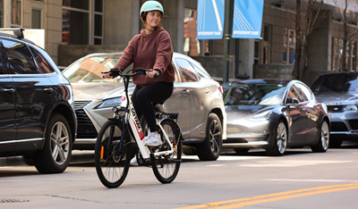 Mit einem Fahrradträger das E-Bike am Auto transportieren